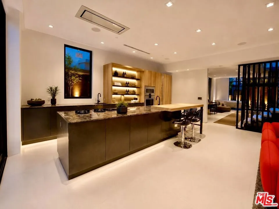 8741 Dorrington Avenue West Hollywood, CA 90048