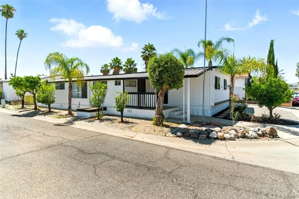 900 Santa Clara Hemet, CA 92543