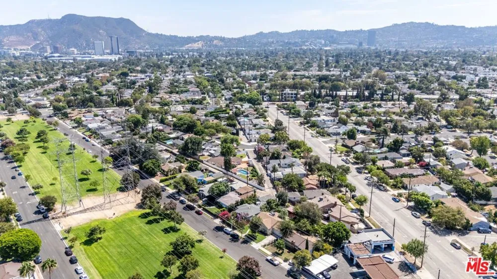 1337 Whitnall Highway Burbank, CA 91505