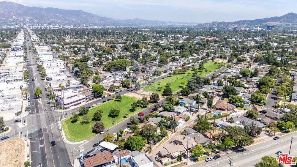 1337 Whitnall Highway Burbank, CA 91505