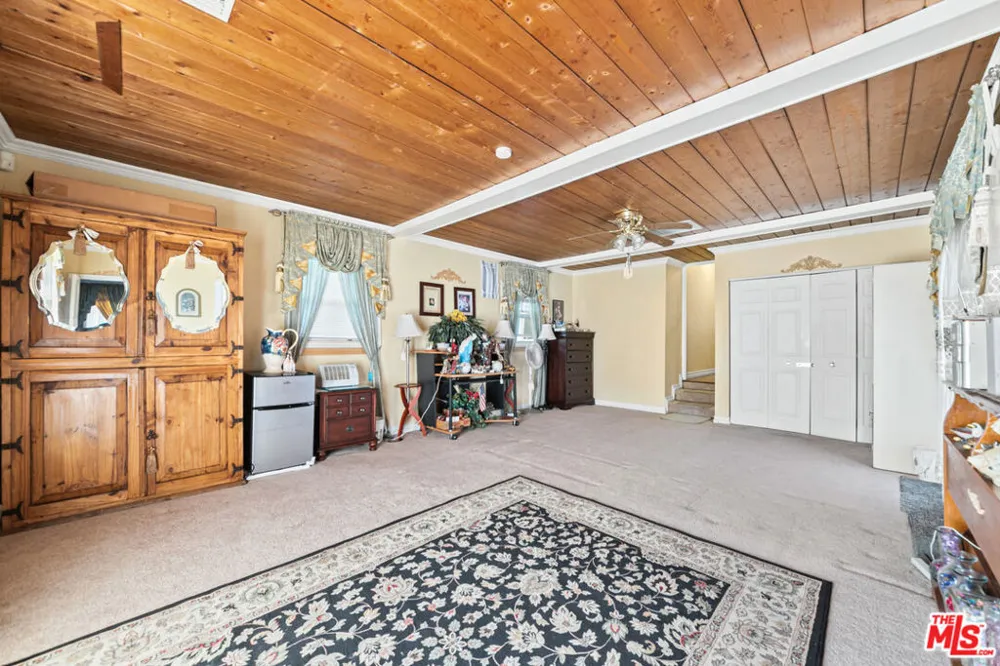 1337 Whitnall Highway Burbank, CA 91505