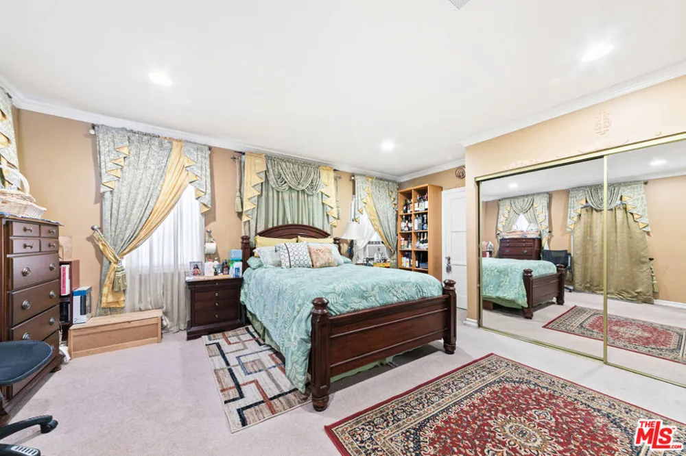1337 Whitnall Highway Burbank, CA 91505