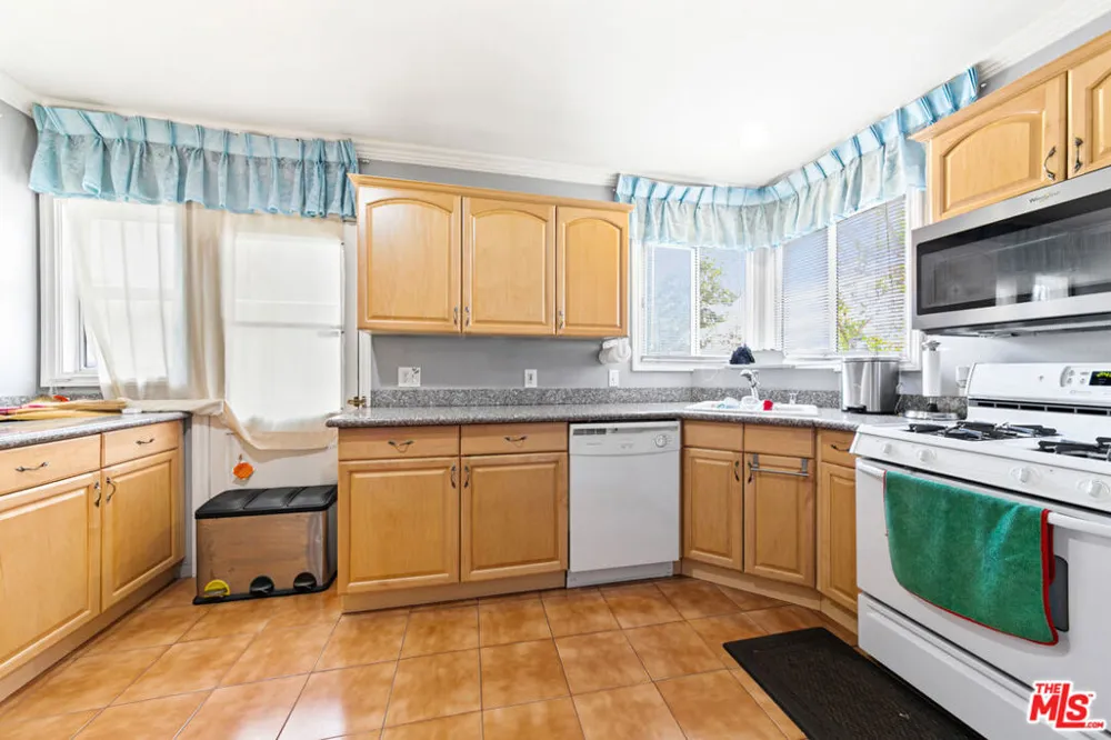 1337 Whitnall Highway Burbank, CA 91505