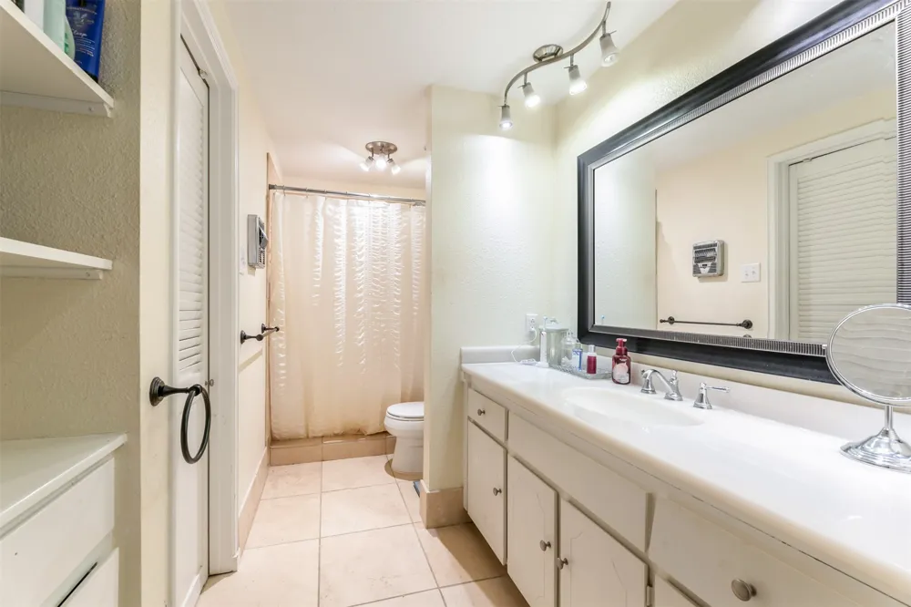 4320 Bellaire Drive S #205W Fort Worth, TX 76109