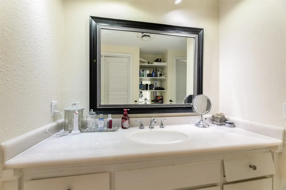 4320 Bellaire Drive S #205W Fort Worth, TX 76109