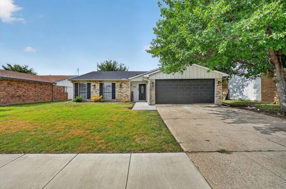 704 Levelland Drive Arlington, TX 76017