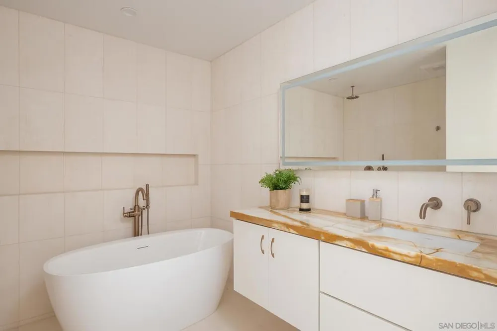 4007 Canario #E Carlsbad, CA 92008
