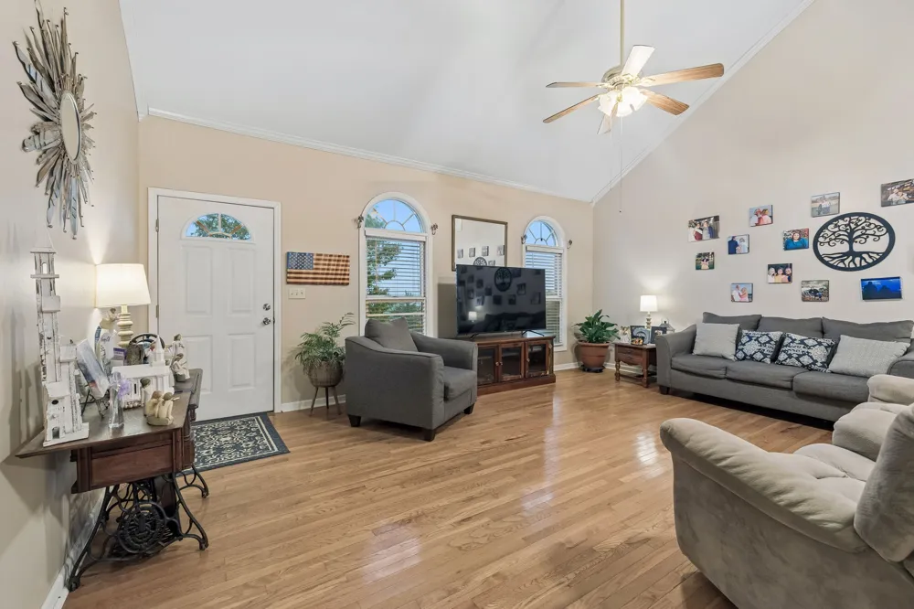 500 Hurricane Creek Rd Mc Ewen, TN 37101