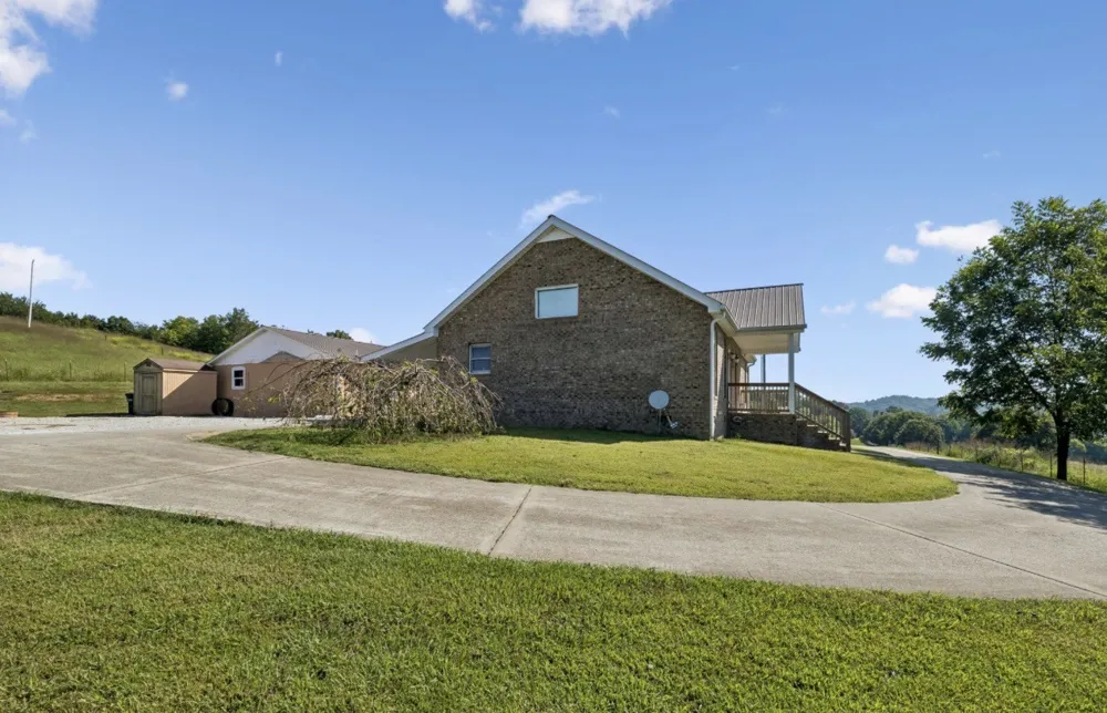 500 Hurricane Creek Rd Mc Ewen, TN 37101