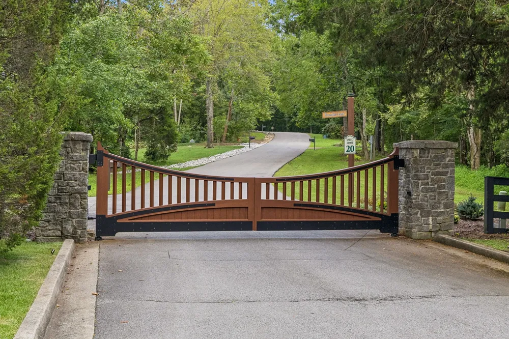 1006 Champion Hills Dr Kingston Springs, TN 37082