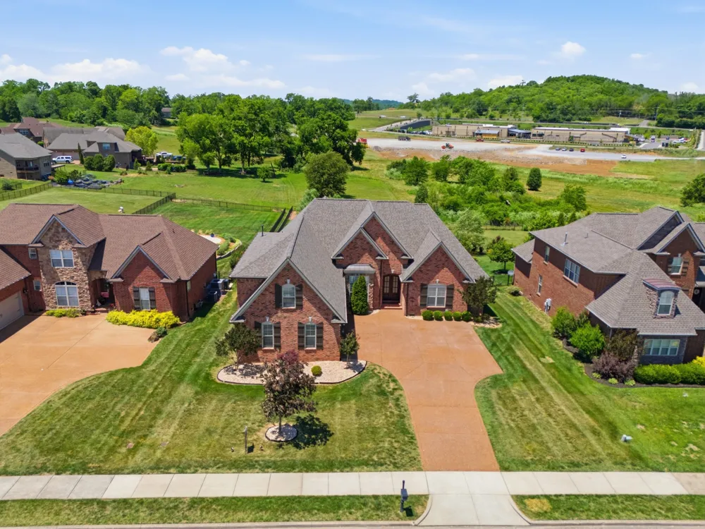 2146 Gorden Xing Gallatin, TN 37066