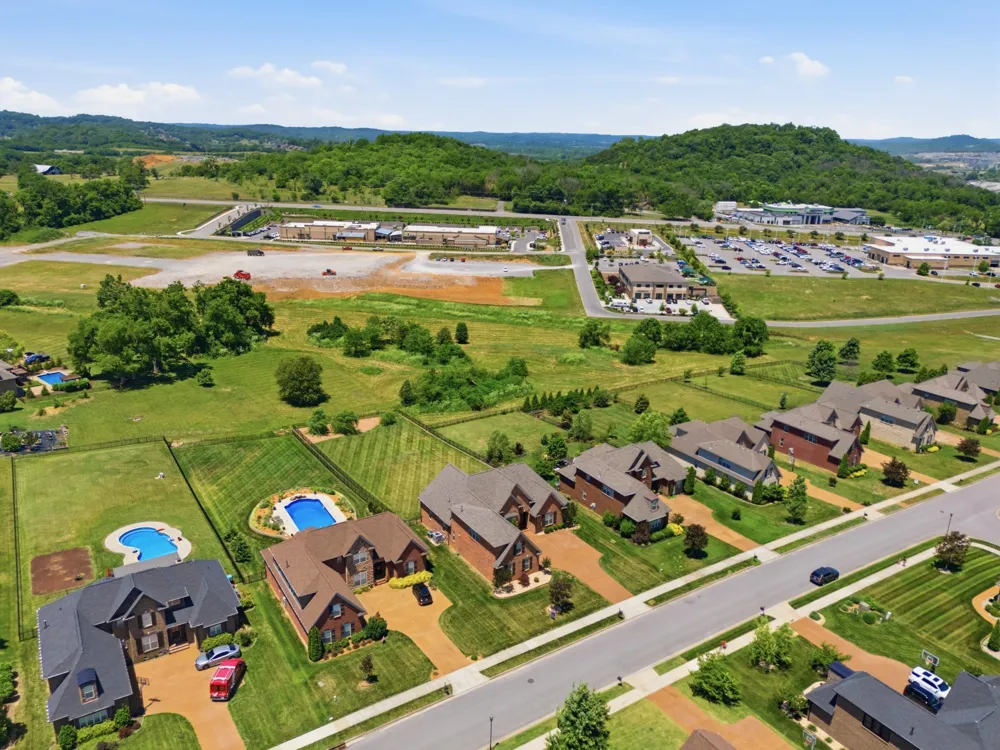 2146 Gorden Xing Gallatin, TN 37066