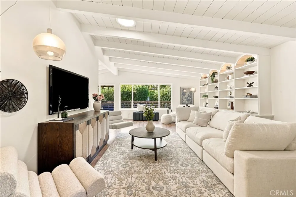 8518 Walnut Los Angeles, CA 90046