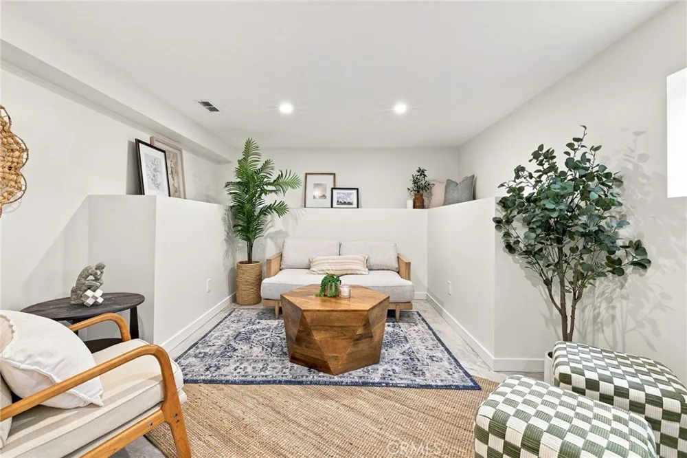 8518 Walnut Los Angeles, CA 90046