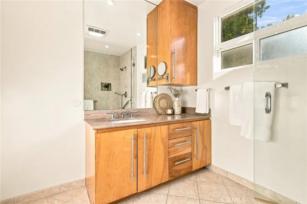 8518 Walnut Los Angeles, CA 90046