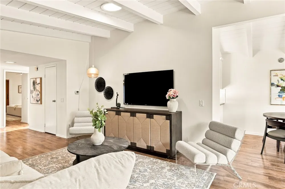 8518 Walnut Los Angeles, CA 90046