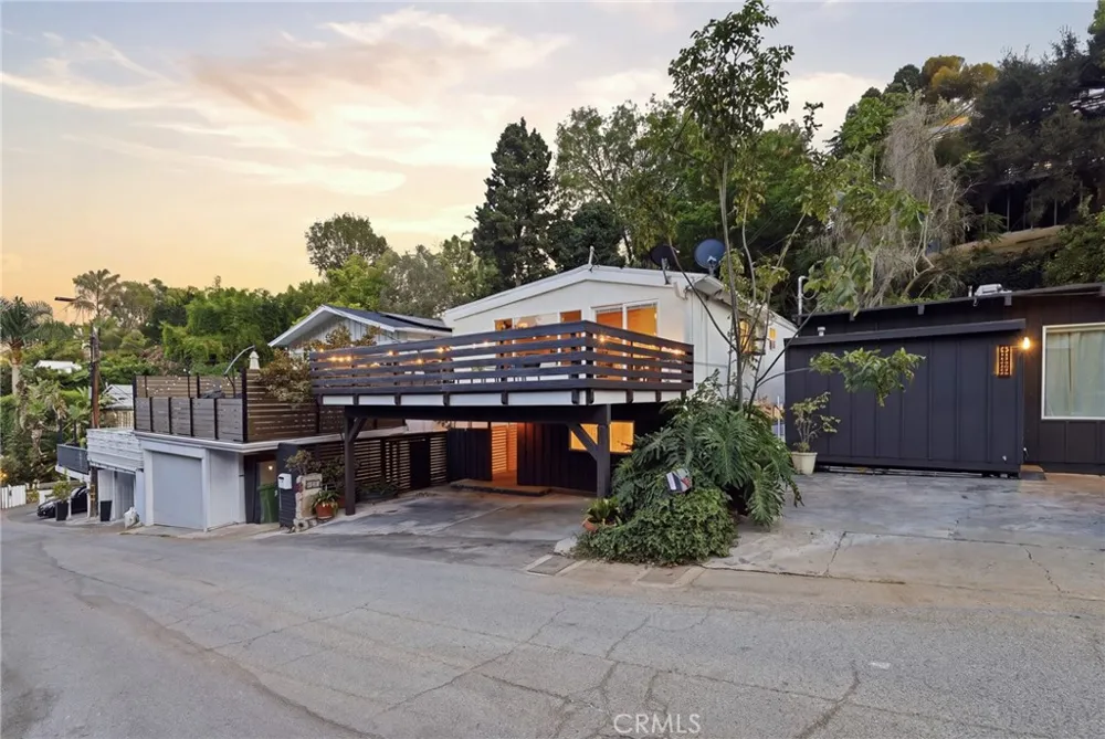 8518 Walnut Los Angeles, CA 90046