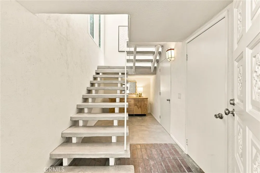 8518 Walnut Los Angeles, CA 90046