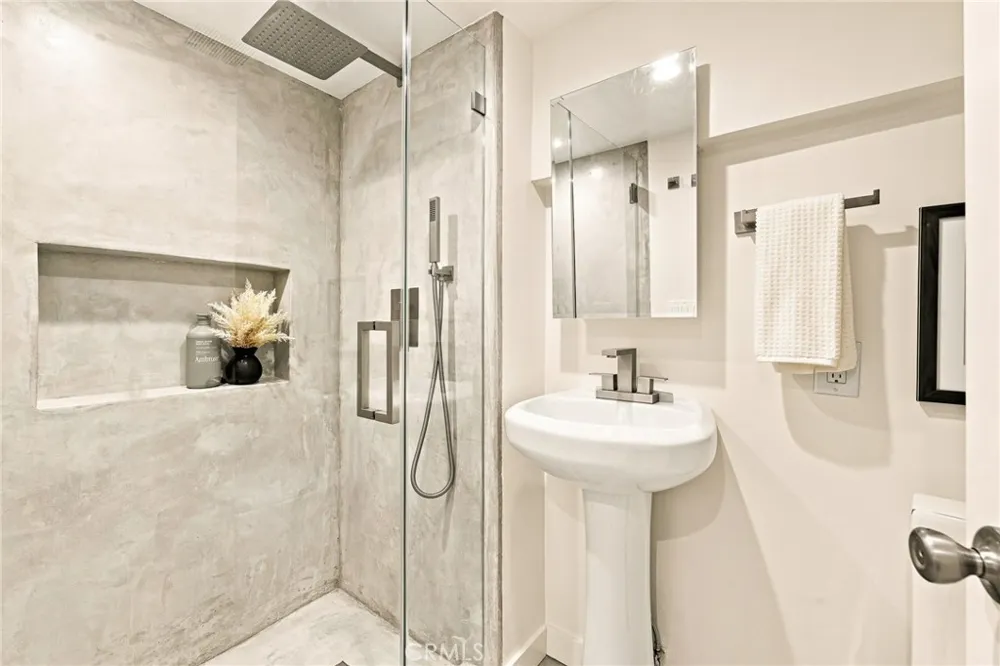 8518 Walnut Los Angeles, CA 90046