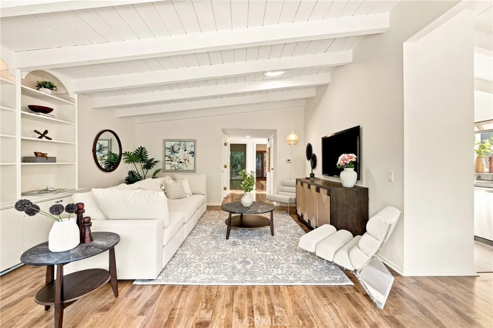 8518 Walnut Los Angeles, CA 90046
