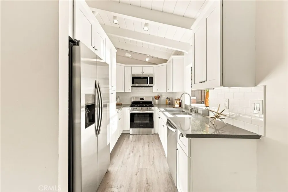 8518 Walnut Los Angeles, CA 90046