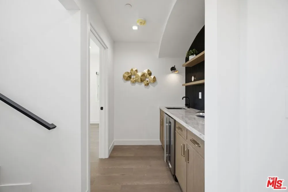 3926 S Ridgeley Drive Los Angeles, CA 90008