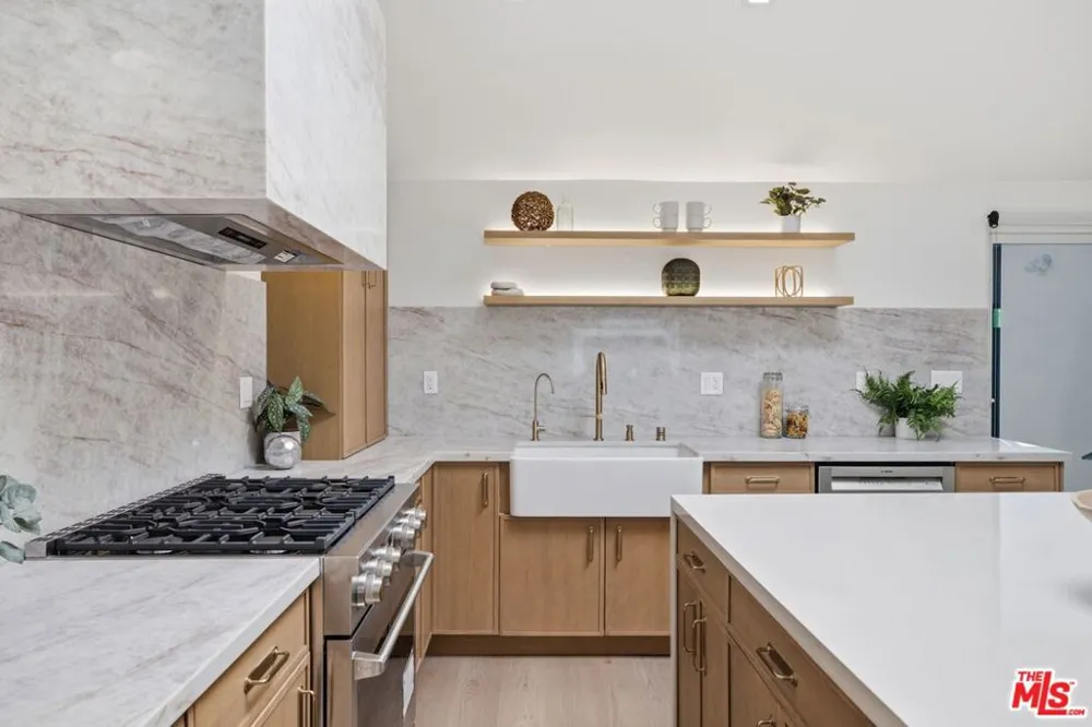3926 S Ridgeley Drive Los Angeles, CA 90008