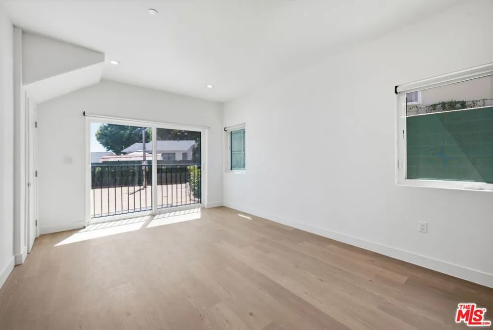 3926 S Ridgeley Drive Los Angeles, CA 90008
