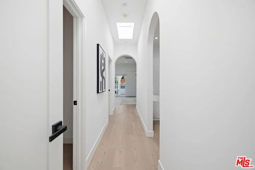 3926 S Ridgeley Drive Los Angeles, CA 90008