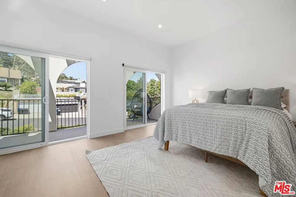 3926 S Ridgeley Drive Los Angeles, CA 90008