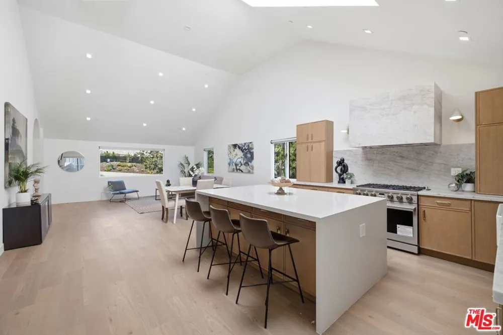 3926 S Ridgeley Drive Los Angeles, CA 90008