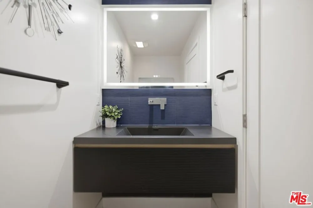 3926 S Ridgeley Drive Los Angeles, CA 90008