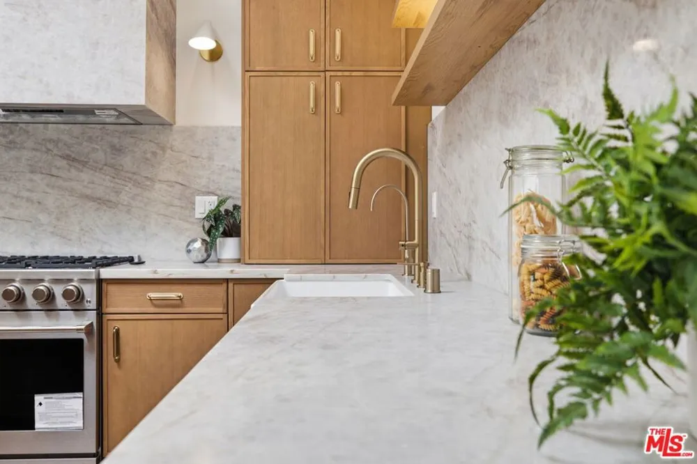 3926 S Ridgeley Drive Los Angeles, CA 90008