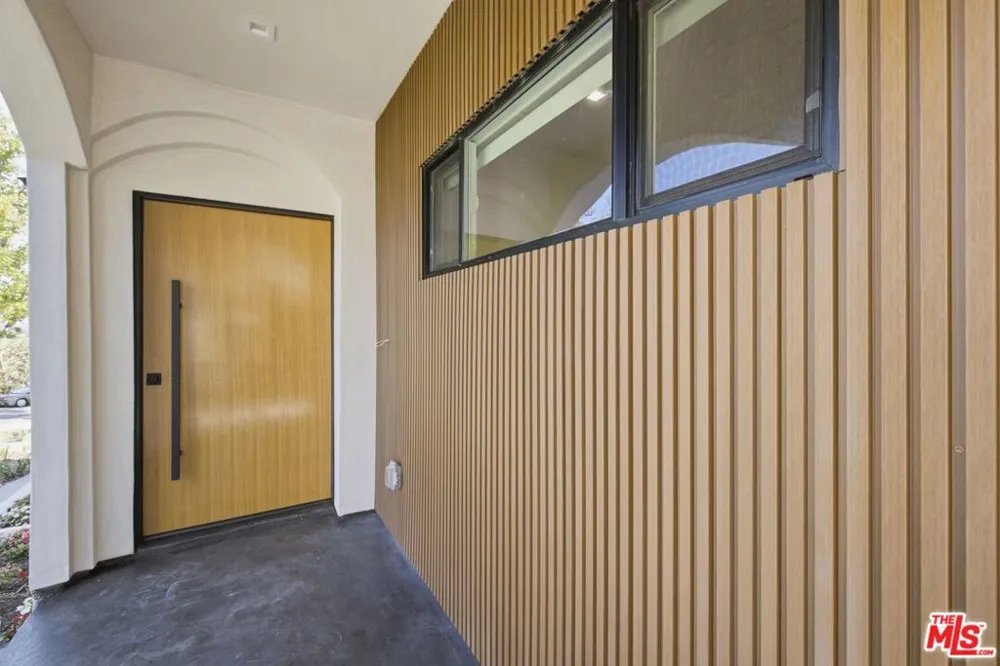 3926 S Ridgeley Drive Los Angeles, CA 90008