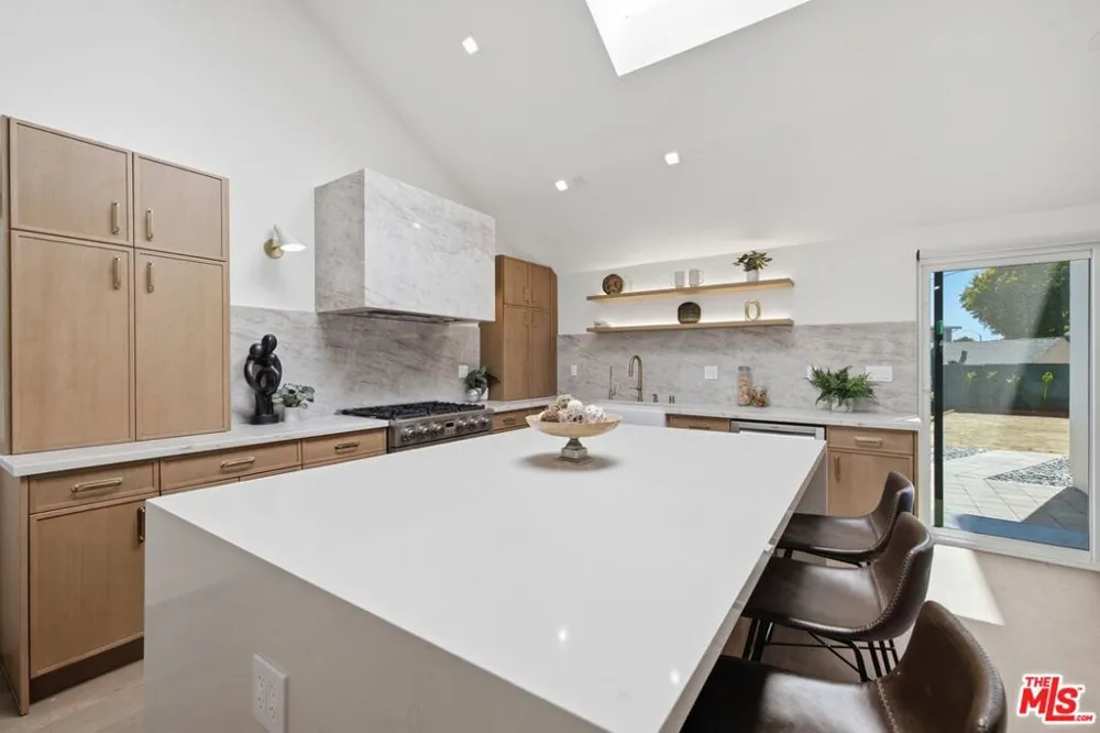 3926 S Ridgeley Drive Los Angeles, CA 90008