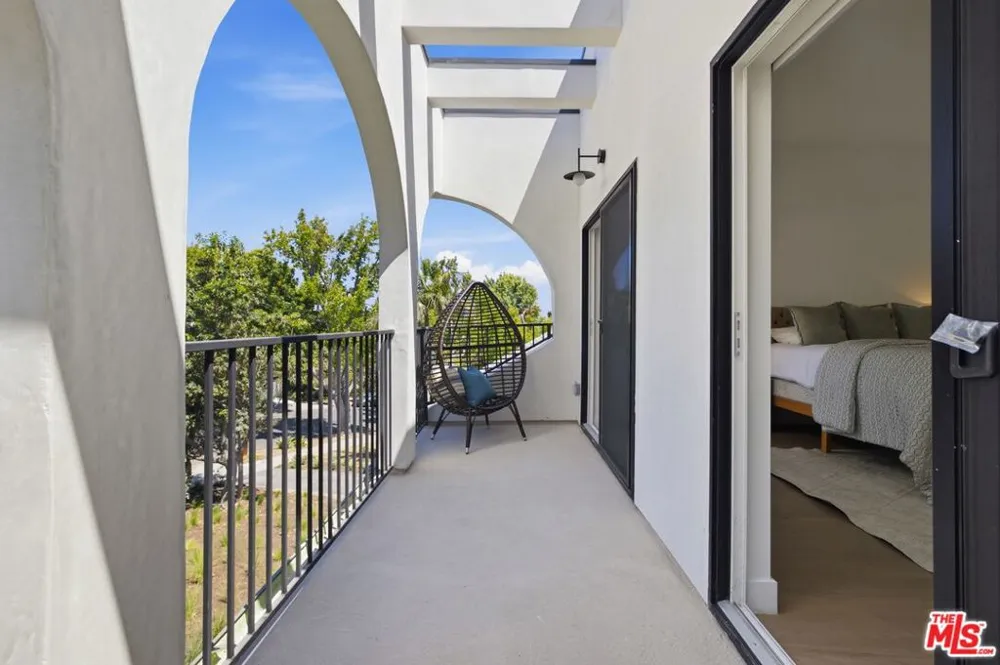 3926 S Ridgeley Drive Los Angeles, CA 90008