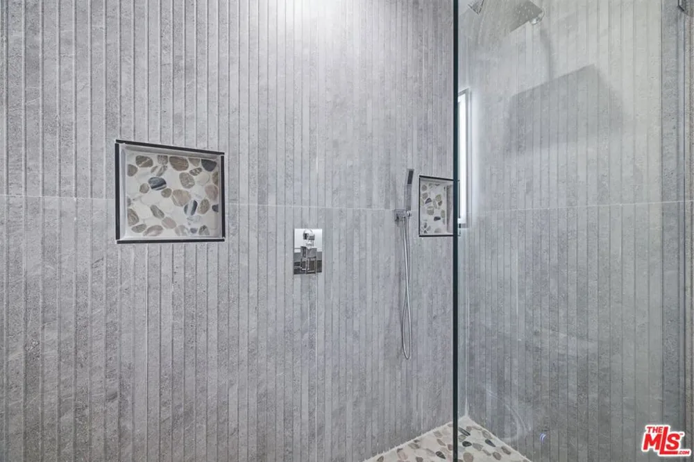 3926 S Ridgeley Drive Los Angeles, CA 90008
