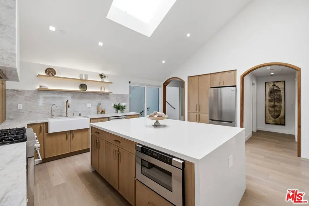 3926 S Ridgeley Drive Los Angeles, CA 90008