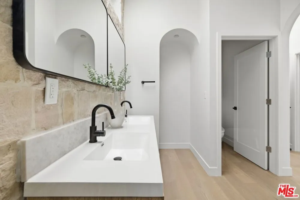 3926 S Ridgeley Drive Los Angeles, CA 90008