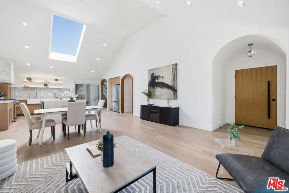 3926 S Ridgeley Drive Los Angeles, CA 90008