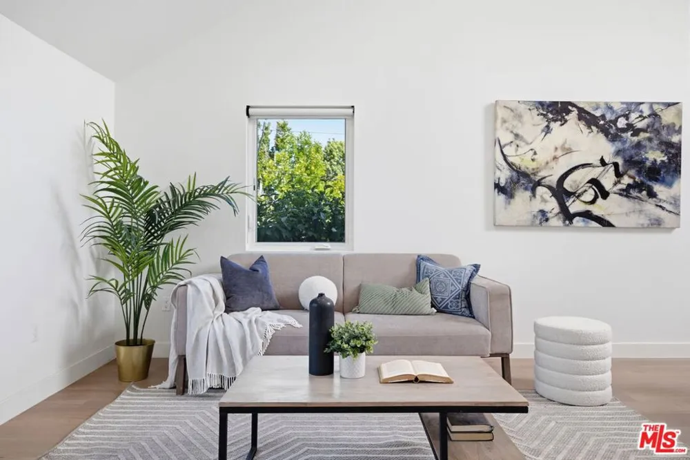 3926 S Ridgeley Drive Los Angeles, CA 90008