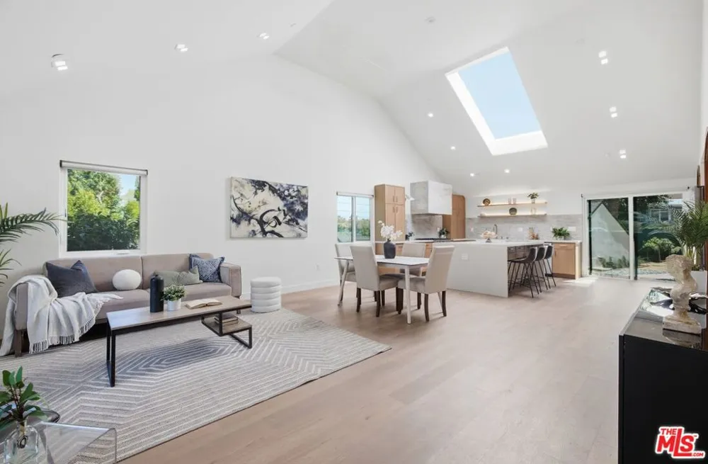 3926 S Ridgeley Drive Los Angeles, CA 90008