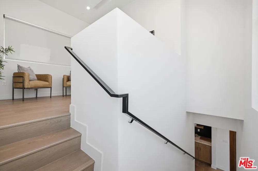 3926 S Ridgeley Drive Los Angeles, CA 90008
