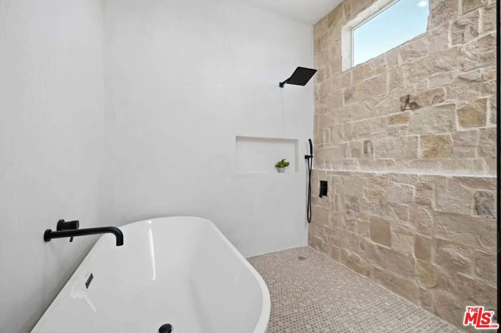 3926 S Ridgeley Drive Los Angeles, CA 90008