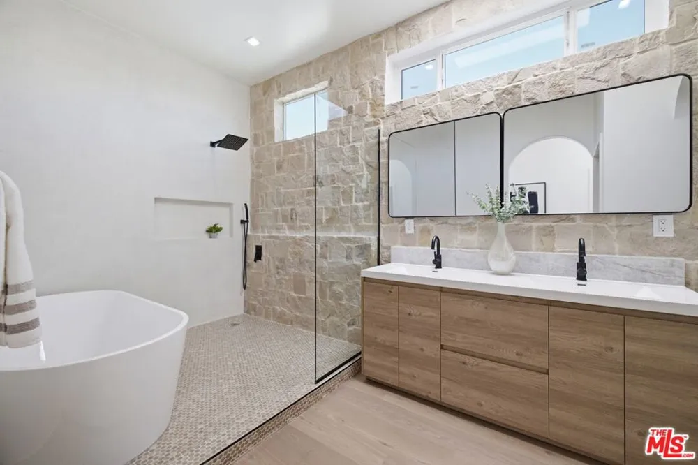 3926 S Ridgeley Drive Los Angeles, CA 90008