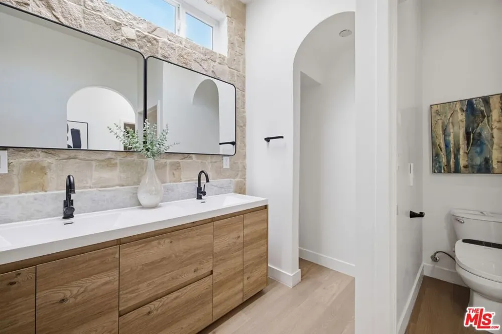 3926 S Ridgeley Drive Los Angeles, CA 90008