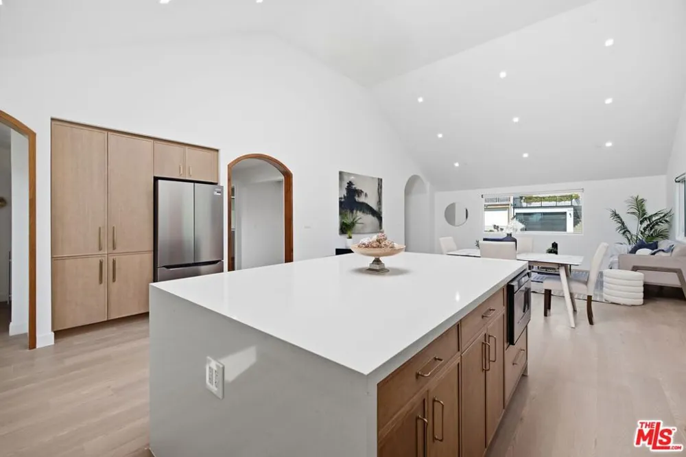 3926 S Ridgeley Drive Los Angeles, CA 90008
