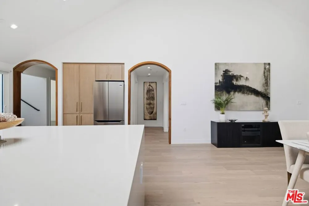 3926 S Ridgeley Drive Los Angeles, CA 90008