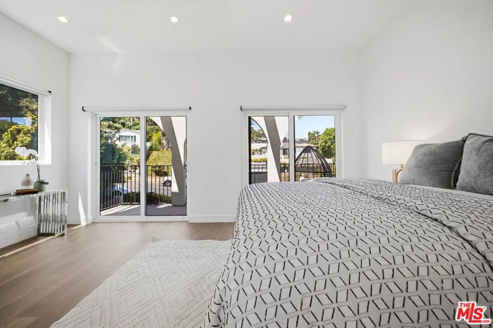 3926 S Ridgeley Drive Los Angeles, CA 90008