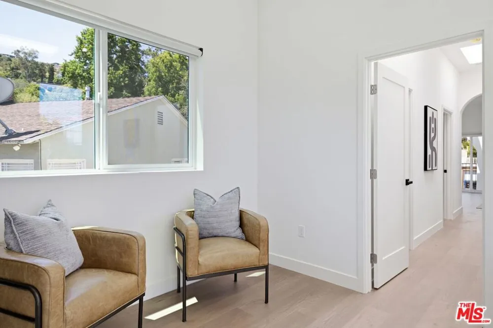 3926 S Ridgeley Drive Los Angeles, CA 90008